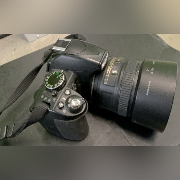 Nikon D3100 DSLR camera with VR lens - Picture 3 of 3